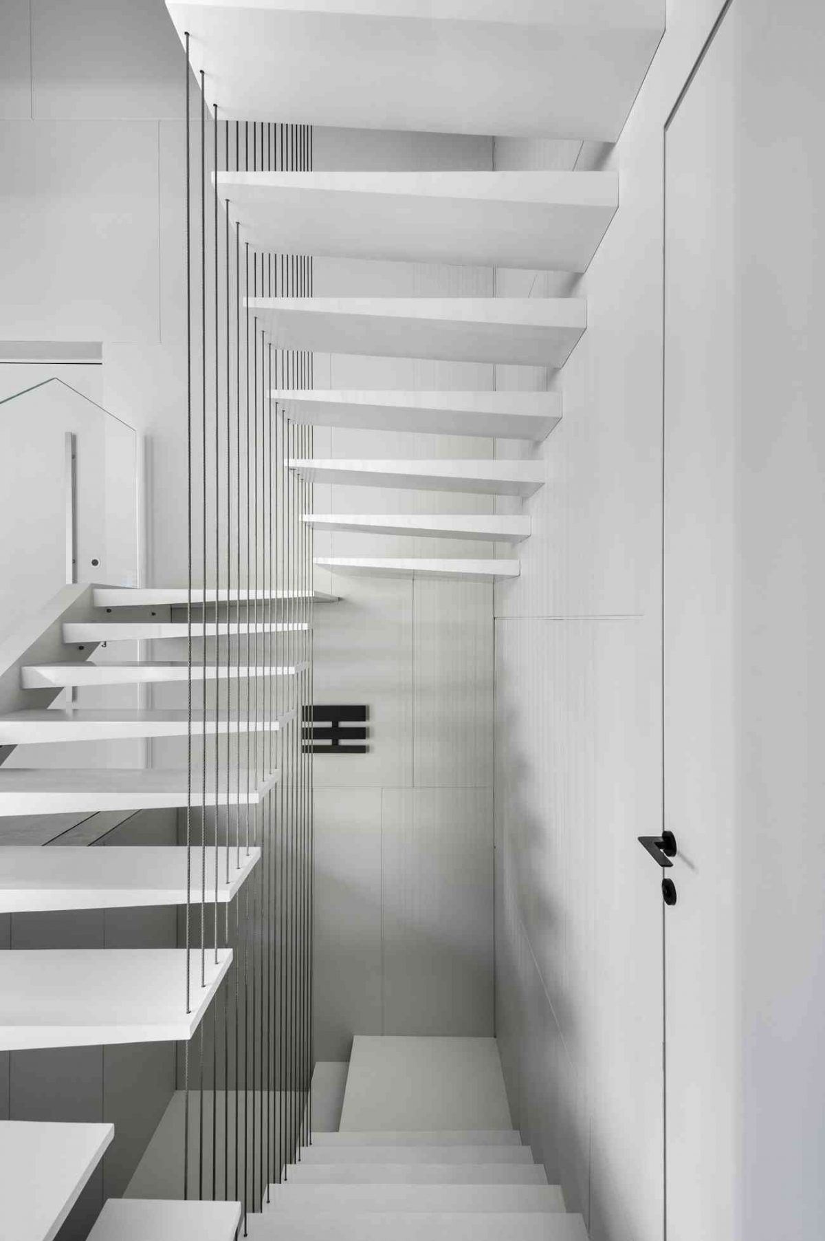 Simoene Architects Ltd – Central Israel תאורת מדרגות הבית בעיצובו של קמחי דורי